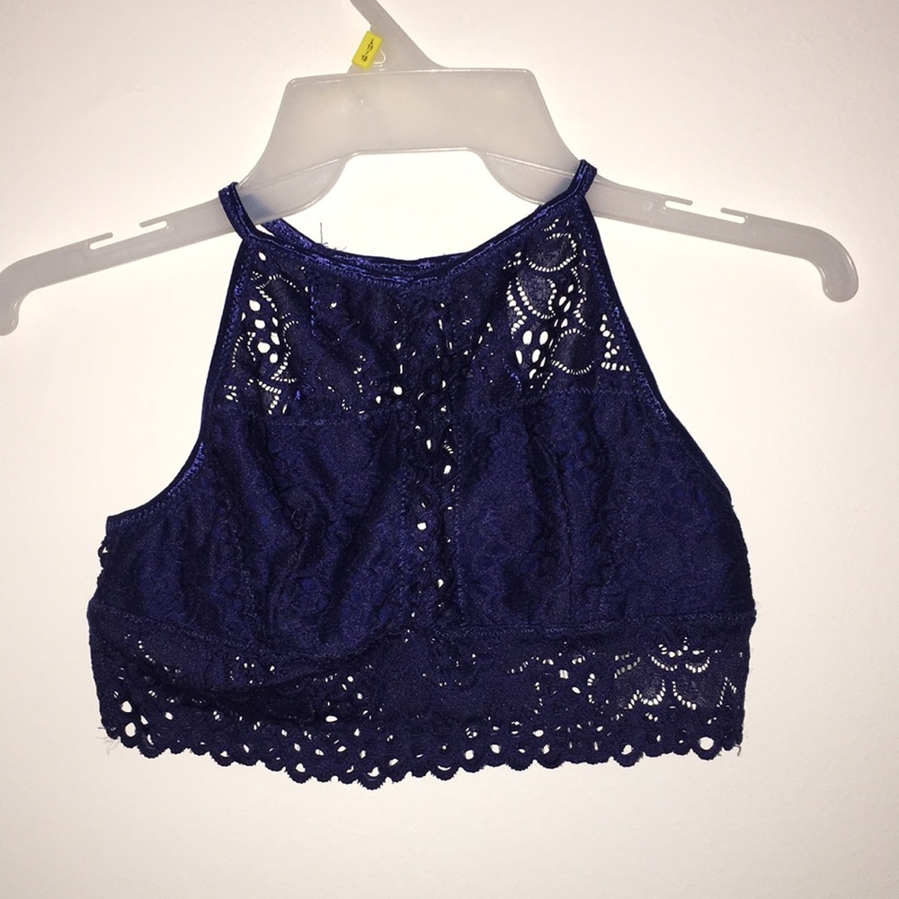 Crop top / Bralette w/ a peep-hole